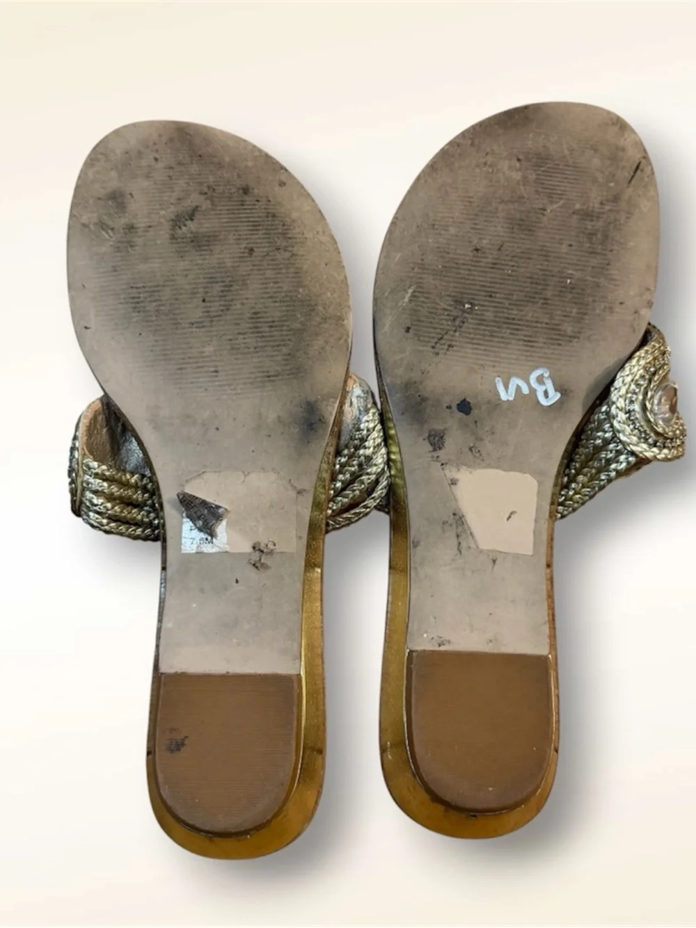 Bandolino Gold Jeweled Embellished Thong Sandal Flat Womens Size 7.5 - Picture 5 of 5